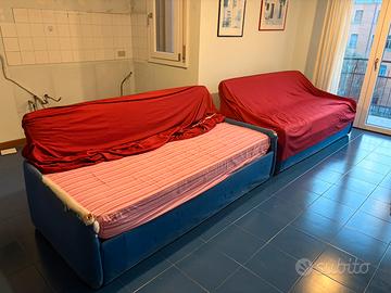 2 divani letto singoli – 15 € l'uno, 25 € due