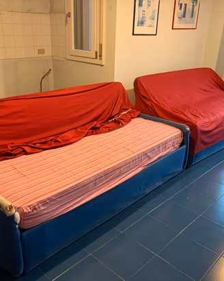 2 divani letto singoli – 15 € l'uno, 25 € due