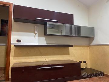 Parete attrezzata bordeaux scuro