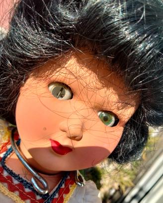 Bambola vintage in composizione da restaurare