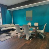 Tavolo con piedi in acciaio e vetro