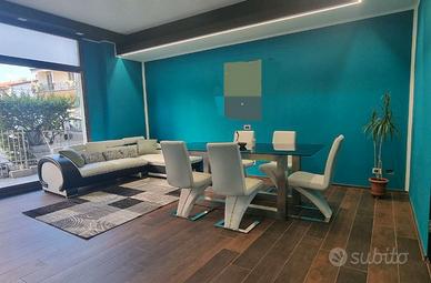 Tavolo con piedi in acciaio e vetro