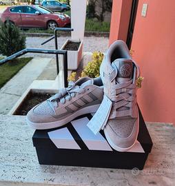 Scarpe Adidas Court Low numero 44
https