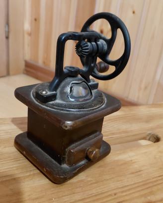 Macinino antico a volano in legno