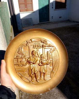 piatto di ottone vintage 