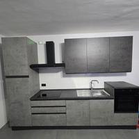 Cucina moderna completa di elettrodomestici 