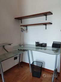 Scrivania con accessori
