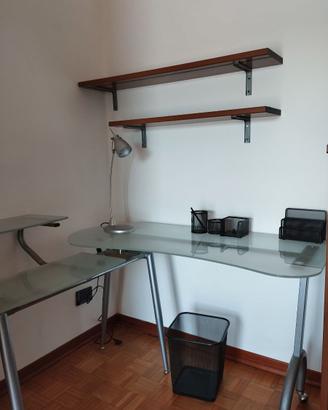 Scrivania con accessori
