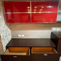 Parete attrezzata e specchio ingresso con mensola