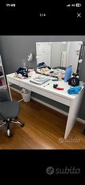 Scrivania con due cassetti