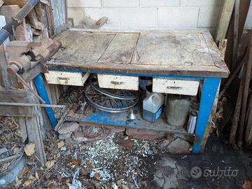 banco da lavoro in ferro con morsa