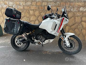 Ducati Desert X 950 con kit borse morbide perfetta