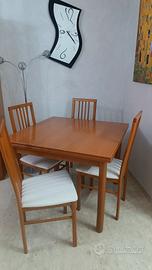 Tavolo con sedie 