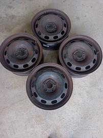 8 cerchi da 15 per VW  e 4 per pegout trattabili