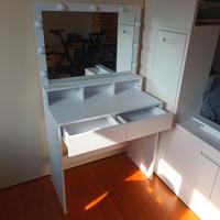 scrivania con specchio per Make-up