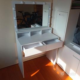 scrivania con specchio per Make-up