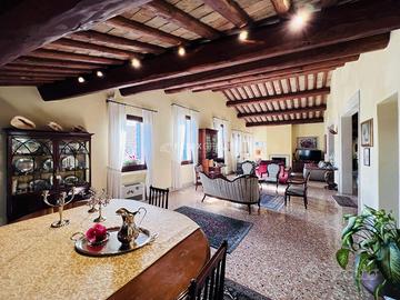 ATTICO PAZZESCO CON TRAVI A VISTA