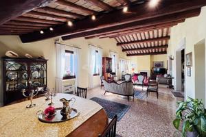 ATTICO PAZZESCO CON TRAVI A VISTA