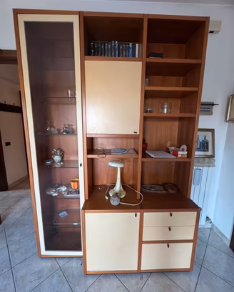 Mobile ingresso e piccola credenza