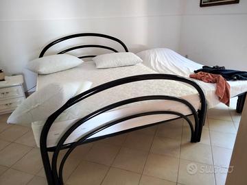 Letto matrimoniale in ferro nero arredo camera