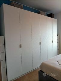 Guardaroba lineare IKEA con ante a battente bianco