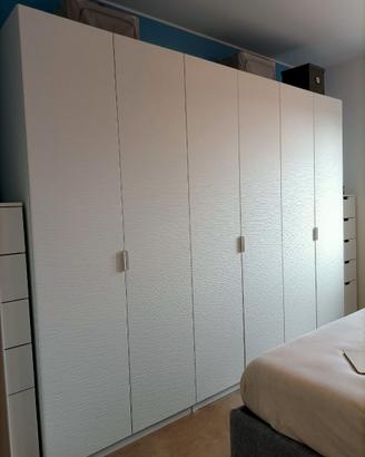 Guardaroba lineare IKEA con ante a battente bianco