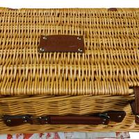 Servizio Pic Nic cesto in vimini con posate ecc.