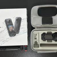 Insta360 X5 con accessori