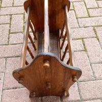 Porta riviste in legno.