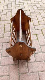 Porta riviste in legno.