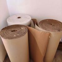 Rotoli di pellicola a bolle d'aria e di cartone