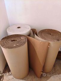 Rotoli di pellicola a bolle d'aria e di cartone