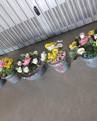 Vasoi di fiori fate a mano.