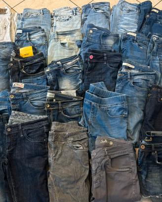 Lotto di 24 jeans di marca da donna