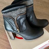 Stivaletti n.36 in pelle nera con tacco alto