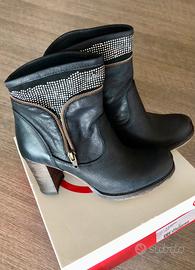 Stivaletti n.36 in pelle nera con tacco alto