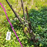 antico aratro in ferro e legno