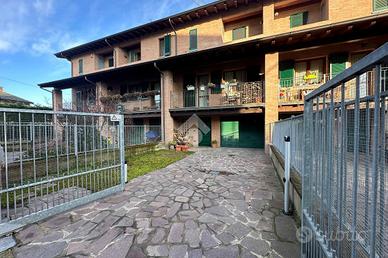 VILLA A SCHIERA CENTRALE A MONTE CREMASCO