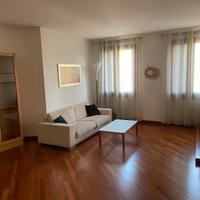 Divano beige con vetrina portaoggetti