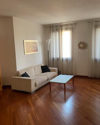 Divano beige con vetrina portaoggetti