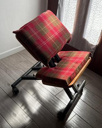 Sedia ergonomica in legno e metallo