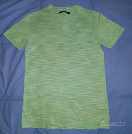T-shirt Celio verde (size S) Slim Fit scollo V