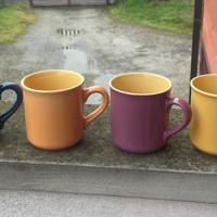 Tazze colorate in ceramica