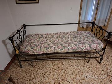 Divano ferro battuto. 