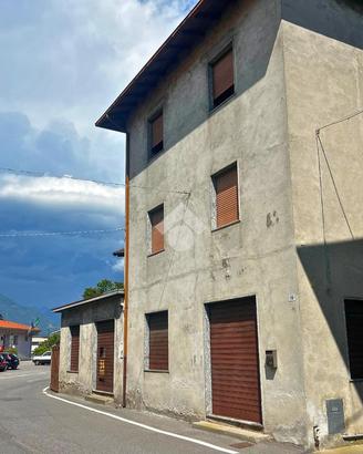 PALAZZINA A ESINE