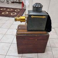 Antica Lanterna magica con baule in legno