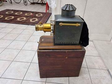 Antica Lanterna magica con baule in legno