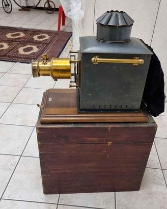 Antica Lanterna magica con baule in legno