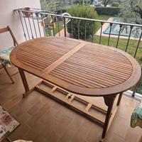 Tavolo in legno da giardino
