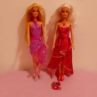 Due bambole con accessori